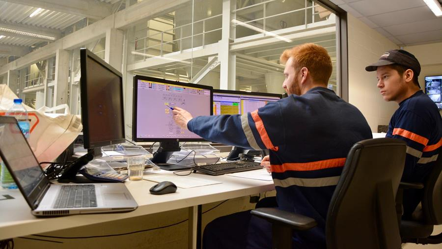De la simulation à la GenAI: une IA robuste sans coût d'étiquetage dans l'industrie alimentaire